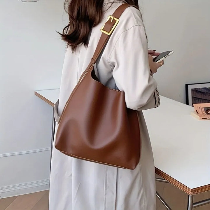 Elegant leather shoulder bag