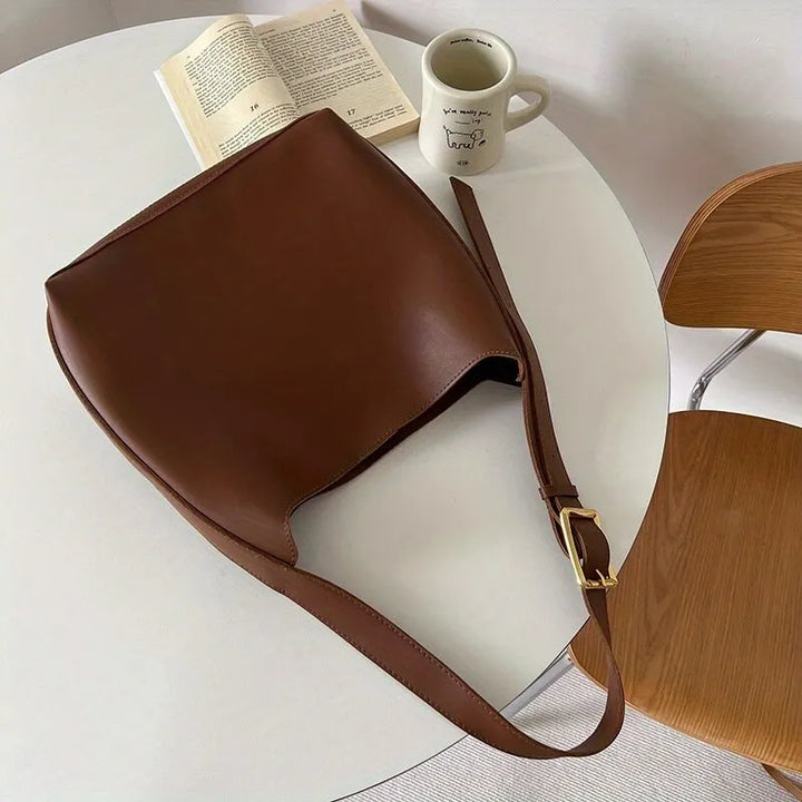 Elegant leather shoulder bag