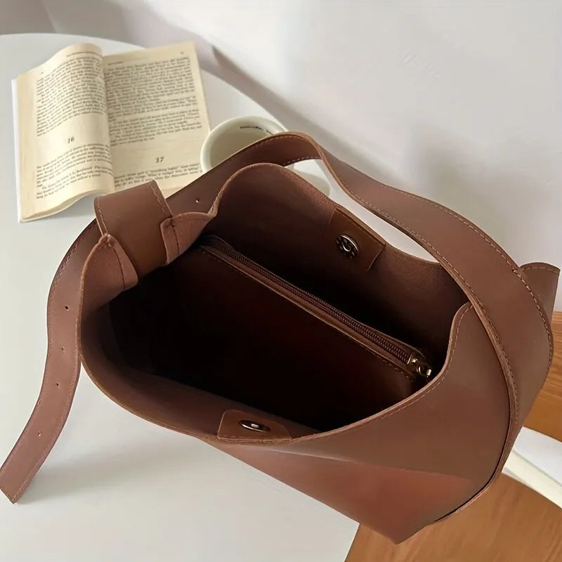 Elegant leather shoulder bag