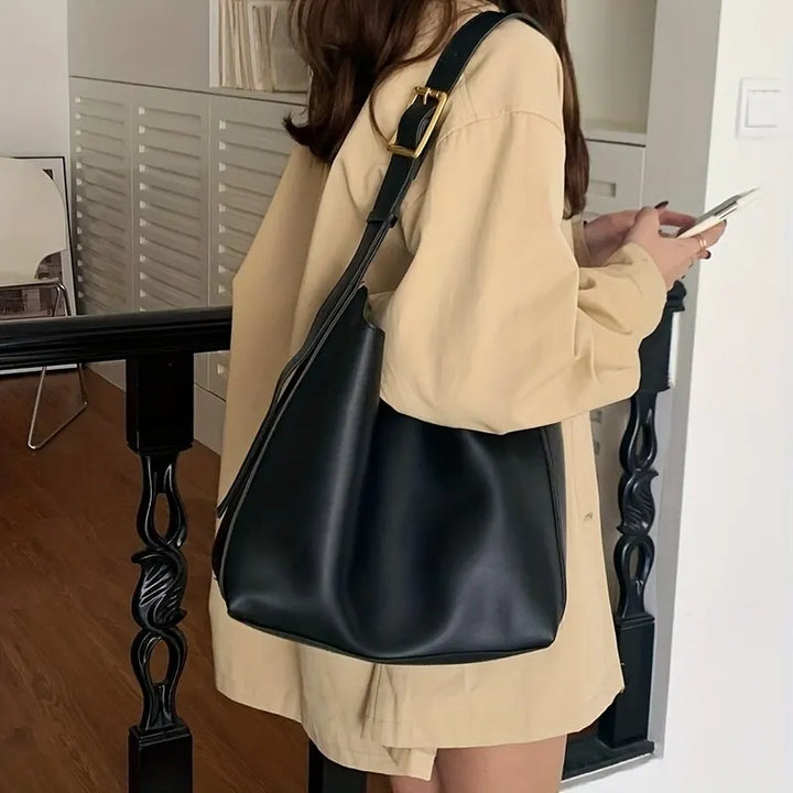 Elegant leather shoulder bag